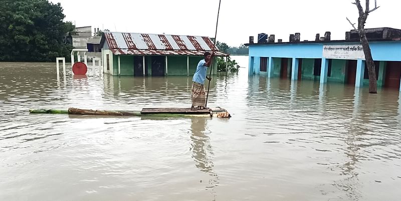 বন্যার কারণে জামালপুরে ৩৬৪ শিক্ষাপ্রতিষ্ঠানে পাঠদান বন্ধ। গত মঙ্গলবার দুপুরে ইসলামপুরের পূর্ব বলিয়াদহ সরকারি প্রাথমিক বিদ্যালয় প্রাঙ্গণে